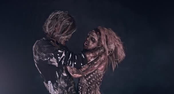Porträt Eines Zombie Paares Das Sich Vor Nebelverhangenem Dunklen Hintergrund — Stockvideo