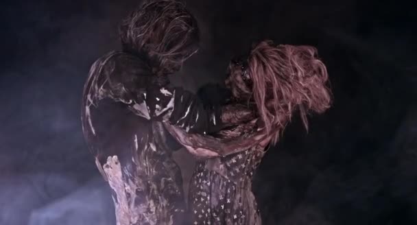 Portrait Couple Zombie Étreignant Ensemble Sur Fond Sombre Brumeux — Video