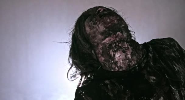 Creepy Zombie Mężczyzna Pozowanie Przed Mglisty Tło — Wideo stockowe