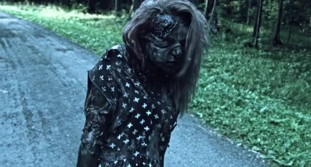 Strašidelný Zombie Žena Chůze Lesní Cestě — Stock video