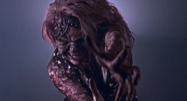 Страшная Женщина Зомби Позирует Темном Туманном Фоне — стоковое видео
