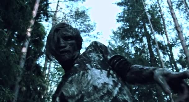 Skrämmande Zombie Man Promenader Utomhus — Stockvideo