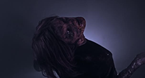 暗い霧の背景にポーズ怖いゾンビ男 — ストック動画