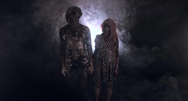 Портрет Пари Зомбі Позує Разом Тлі Туманного Темного Фону — стокове відео