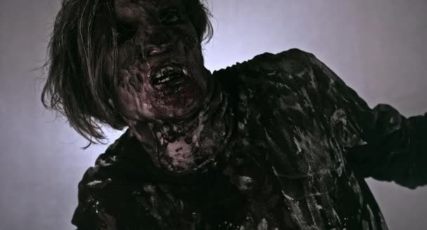 Homme Zombie Effrayant Posant Sur Fond Brumeux — Video