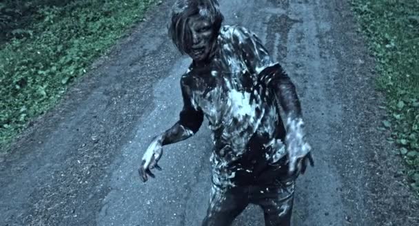 可怕的僵尸男子走在户外 — 图库视频影像