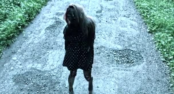 Gruselige Zombie Frau Läuft Auf Waldweg — Stockvideo