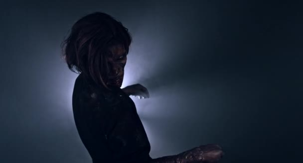 Strašidelný Zombie Muž Vystupují Proti Tmavé Zamlžené Pozadí — Stock video