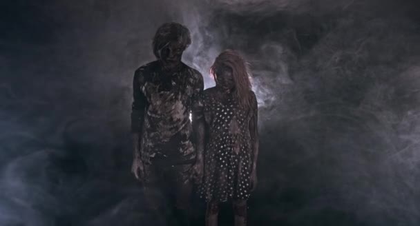 Retrato Pareja Zombies Posando Juntos Sobre Fondo Oscuro Brumoso — Vídeos de Stock