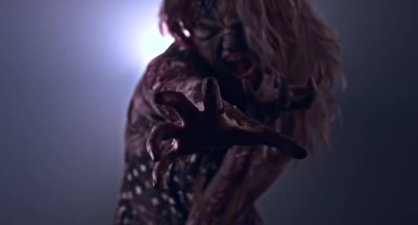 Enge Zombie Vrouw Poseren Tegen Donkere Mistige Achtergrond — Stockvideo