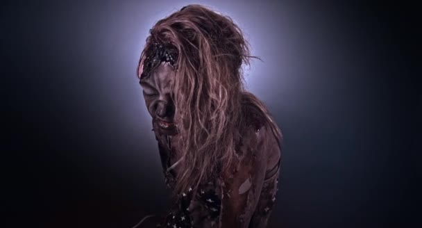 Gruselige Zombie Frau Posiert Vor Dunklem Nebligem Hintergrund — Stockvideo