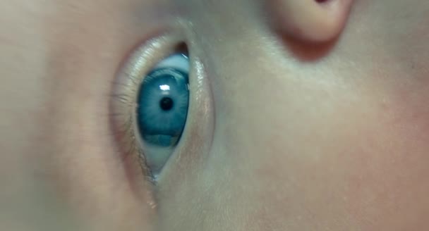 Close Beeld Van Kleine Baby Jongen Blauw Oog — Stockvideo