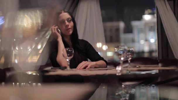 Hermosa Joven Sentada Restaurante Hablando Teléfono Inteligente Por Noche — Vídeos de Stock