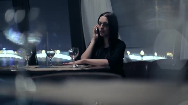 Όμορφη Νεαρή Γυναίκα Κάθεται Στο Εστιατόριο Και Μιλάμε Smartphone Κατά — Αρχείο Βίντεο