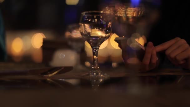 Imagen Recortada Mujer Sentada Restaurante Usando Teléfono Inteligente Por Noche — Vídeo de stock