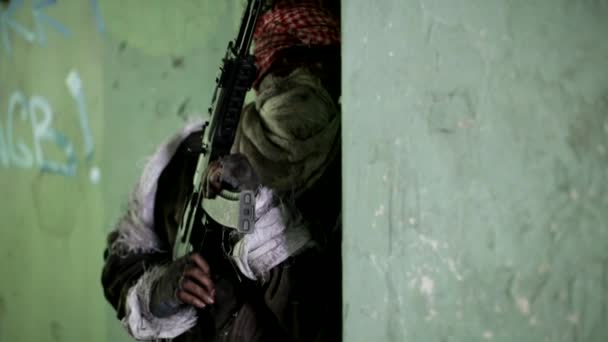 Seorang Pemberontak Bersembunyi Bangunan Kosong Dalam Penyergapan — Stok Video