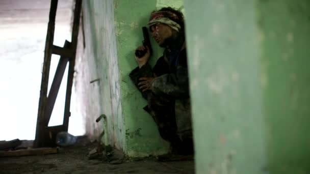 Rebelde Escondido Edificio Abandonado Emboscada — Vídeo de stock