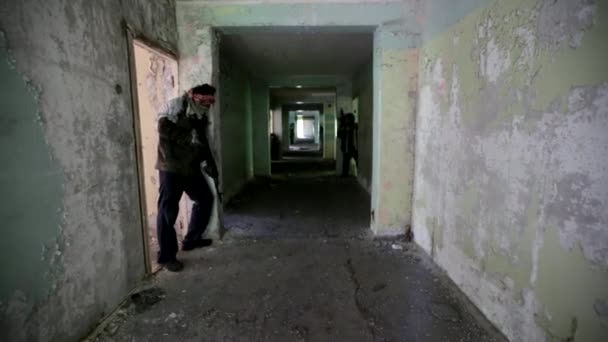 Rebeldes Escondidos Edificio Abandonado Una Emboscada — Vídeo de stock