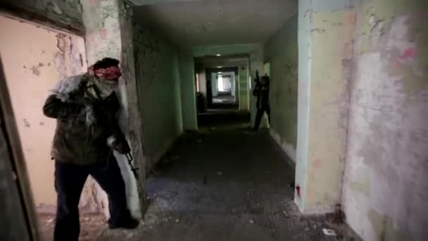 Rebeldes Escondidos Edificio Abandonado Una Emboscada — Vídeo de stock