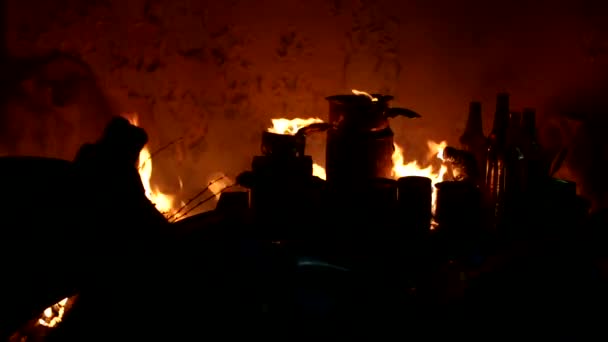 炎の中の放棄された家の古い料理のクローズアップビュー — ストック動画