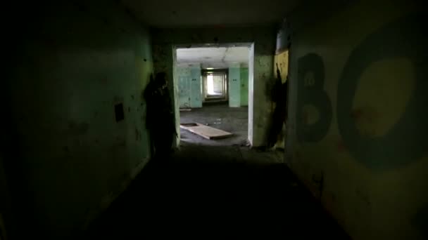 叛军躲藏在废弃的建筑伏击 — 图库视频影像