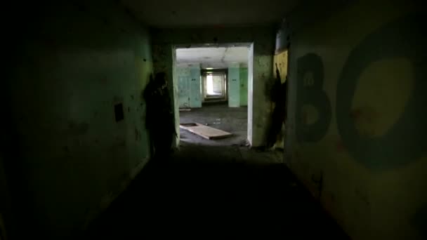 Rebelles Cachant Dans Bâtiment Abandonné Dans Une Embuscade — Video