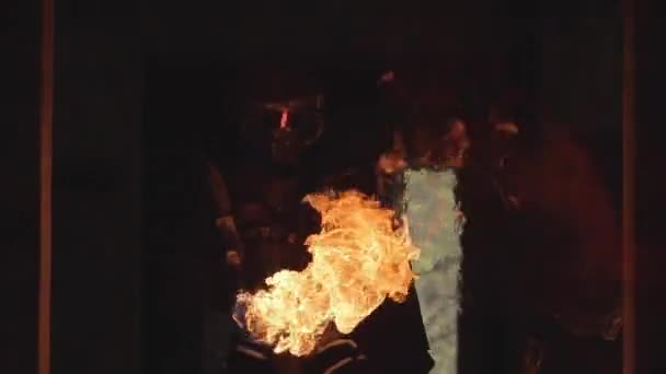 Gepanzerter Soldat Mit Flammenwerfer Geht Verlassenes Gebäude Und Setzt Alles — Stockvideo