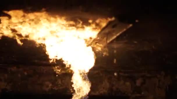 装甲士兵与火焰喷射器走在废弃的建筑和设置一切 — 图库视频影像