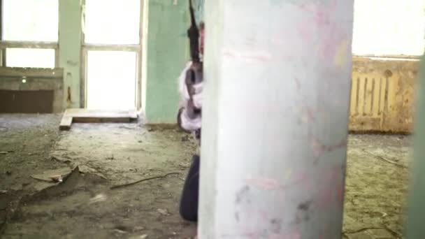 Άνθρωπος Επαναστάτης Κρύβονται Εγκαταλελειμμένο Κτίριο Ενέδρα — Αρχείο Βίντεο