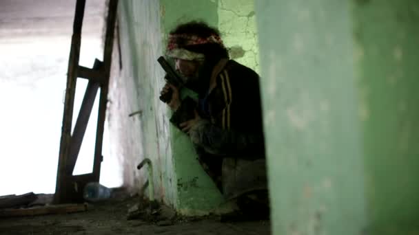 叛军躲藏在废弃的建筑伏击 — 图库视频影像