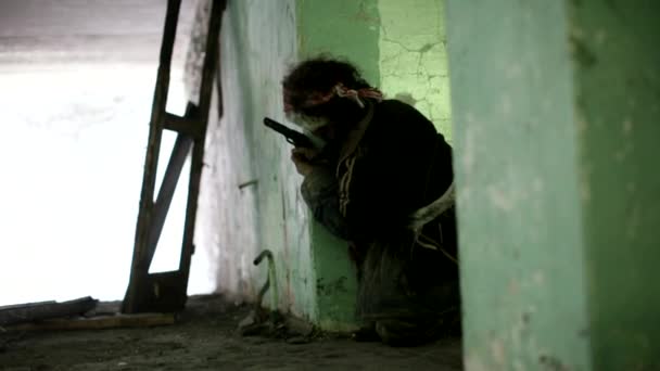 Rebellen Verstecken Sich Verlassenem Gebäude Hinterhalt — Stockvideo