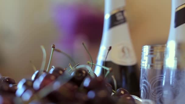 Бутылки Шампанского Ягоды Свадебным Столом — стоковое видео