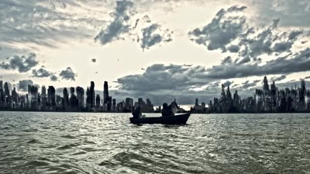 不気味なマスクを着用し 背景と上の劇的な空に超現実的な都市に対してボートに浮かぶ2人 — ストック動画