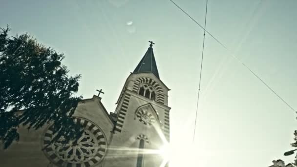 蓝天下教堂外墙的低角度视图 — 图库视频影像