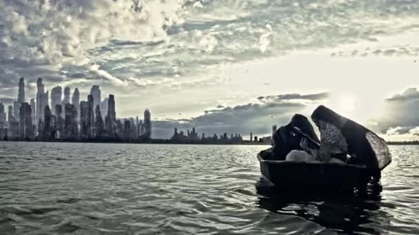 不気味なマスクを着用し 背景と上の劇的な空に超現実的な都市に対してボートに浮かぶ2人 — ストック動画