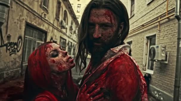 Два Вампира Крови Целуются Городской Улице Среди Трупов — стоковое видео