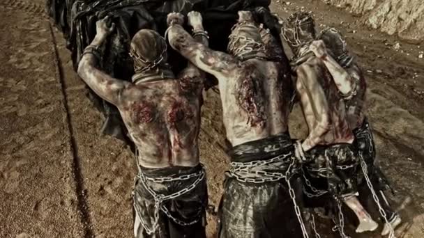 砂の中で重量を押す鎖の汚れた男性の奴隷 — ストック動画