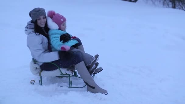 Moeder Dochter Spelen Met Glijbaan Winter — Stockvideo