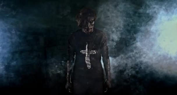 Enge Zombie Man Poseren Tegen Donkere Mistige Achtergrond Met Achtergrondverlichting — Stockvideo