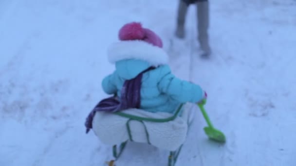 Мама Дочь Играют Горкой Зимой — стоковое видео