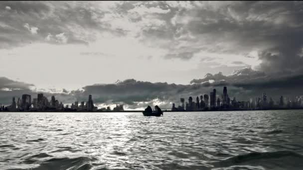 Duas Pessoas Vestindo Máscaras Assustadoras Flutuando Barco Contra Cidade Surreal — Vídeo de Stock