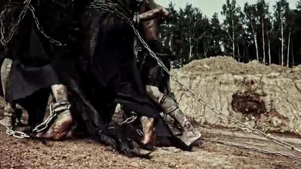 Oříznutý Obrázek Špinavého Mužských Otroků Řetězcích Tlačení Váhy Písku — Stock video