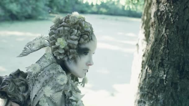 美しい妖精女とツリーの横にある見上げるとポーズのファンタジー概念 — ストック動画