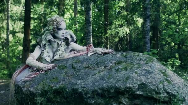 Concepto Fantasía Hermosa Mujer Hadas Acostada Roca Bosque — Vídeo de stock