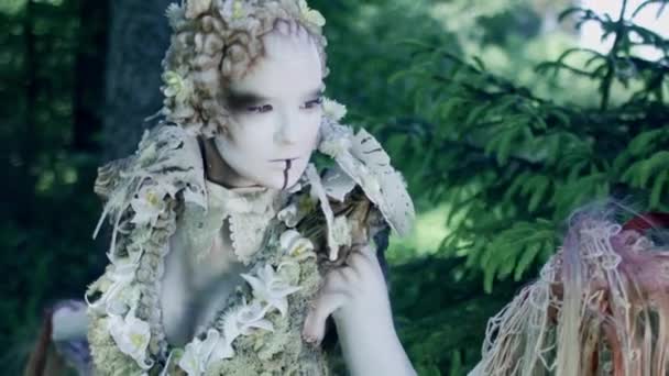 ファンタジー妖精女性が森でカメラにポーズ — ストック動画