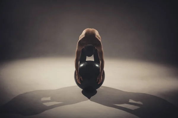 Mooie Atleet Man Maken Van Oefeningen Met Yoga Bal Studio — Stockfoto