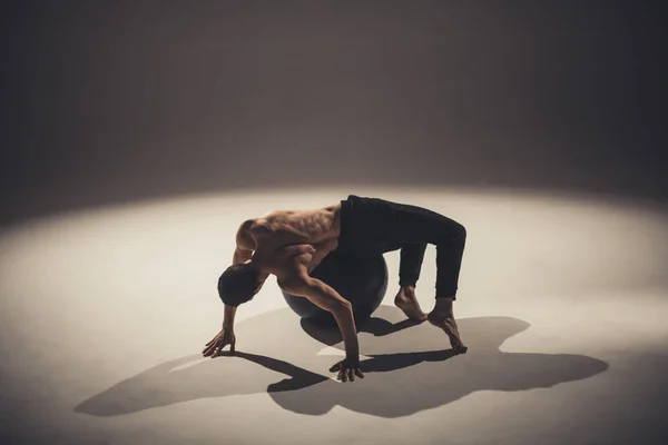 Jonge Man Danser Maken Van Oefeningen Poseren Met Yoga Bal — Stockfoto