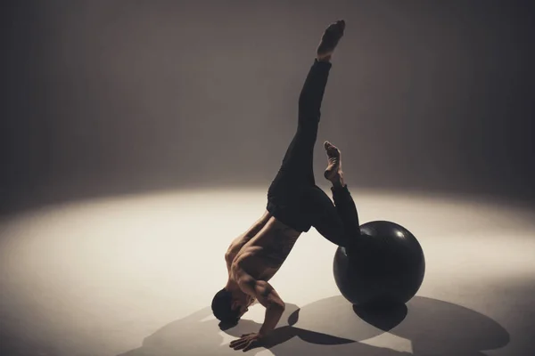 Jonge Man Danser Maken Van Oefeningen Poseren Met Yoga Bal — Stockfoto