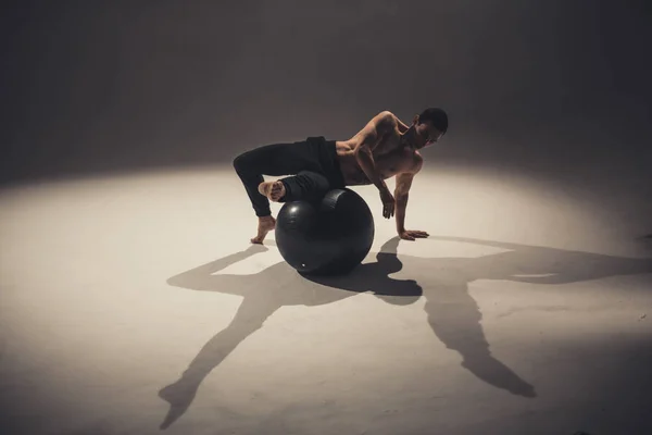 Jonge Man Danser Maken Van Oefeningen Poseren Met Yoga Bal — Stockfoto