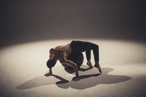 Jonge Man Danser Maken Van Oefeningen Poseren Met Yoga Bal — Stockfoto